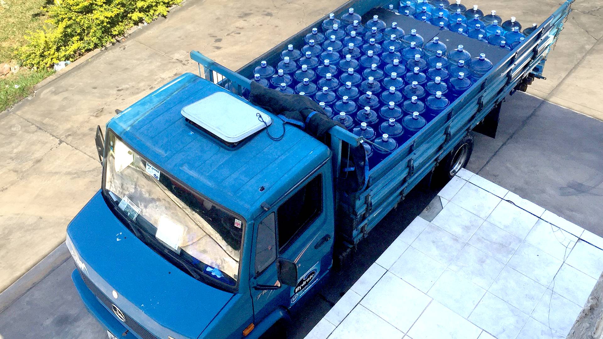 Caminhão de entrega da distribuidora de água mineral em Brasília DF